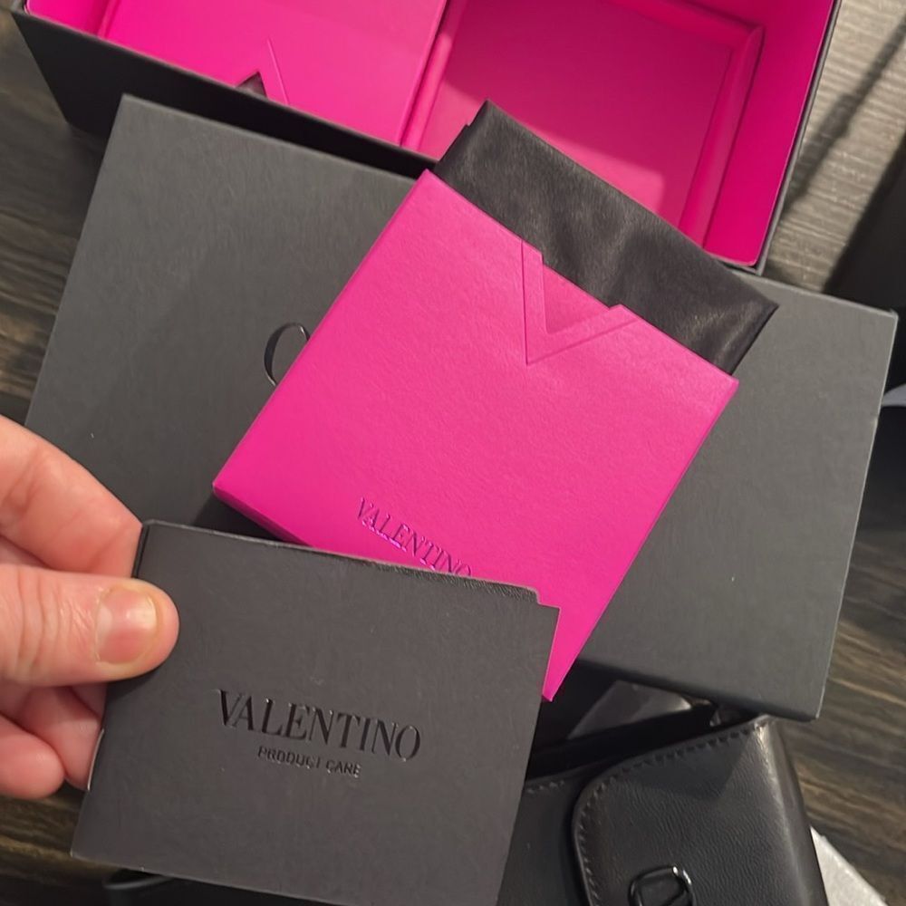 Valentino Sunglasses as seen on Kylie Jenner - Picture 9 of 13
